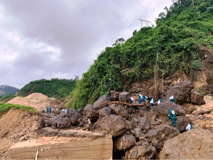  Lực lượng chức năng gùi lương thực vào tiếp tế cho người dân bị cô lập tại xã Phước Kim (huyện Phước Sơn). Ảnh: Nhân Dân