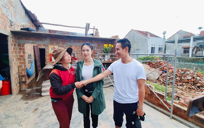 Đăng ảnh nhà dân tan hoang sau lũ, Lý Hải bị anti-fan trách vì cười quá tươi Ảnh 2