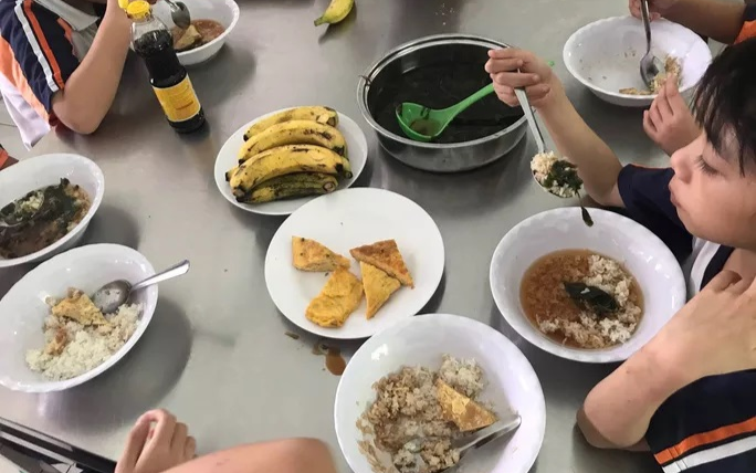 Phụ huynh bức xúc vì bữa ăn bán trú của con 'nghèo nàn', thực phẩm bị hư thối, có cháu phải nhập viện Ảnh 2
