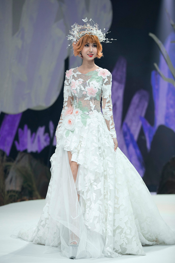 Gần đây nhất, Lynk Lee xuất hiện trên sàn runway với hình ảnh công chúa băng giá trong bộ trang phục trắng muốt, pha phối chất liệu ren thêu trong suốt, tao nhã. 