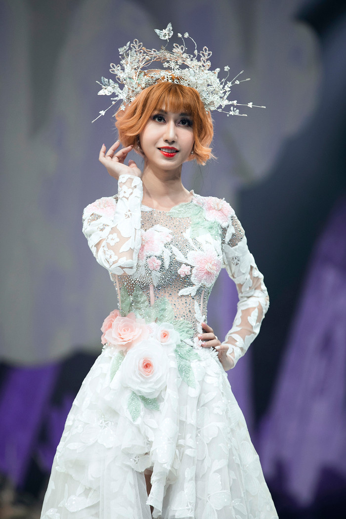 Mái tóc ngắn nhuộm sáng màu, phụ kiện cài đầu đi cùng bộ váy bồng bềnh ngọt ngào làm tôn lên nét đẹp trong veo, thơ ngây cho nữ ca sĩ. Với những bước chân nhẹ nhàng, cú xoay váy tao nhã, cô đem lại cho người xem cảm giác cực kỳ dễ chịu. 