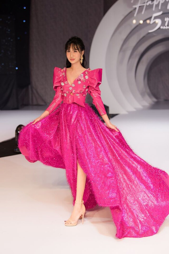 Trong một khoảnh khắc chuẩn bị cho cú xoay trên sàn runway, cô nàng khéo léo khoe đôi chân thon dài, vừa có ảnh đẹp, vừa bảo đảm không bị đạp lên tà váy, tất cả xảy ra chỉ trong vài giây nhưng vẫn đảm bảo độ tinh tế, nhẹ nhàng - cho thấy khả năng xử lý trên sàn catwalk của người đẹp. 