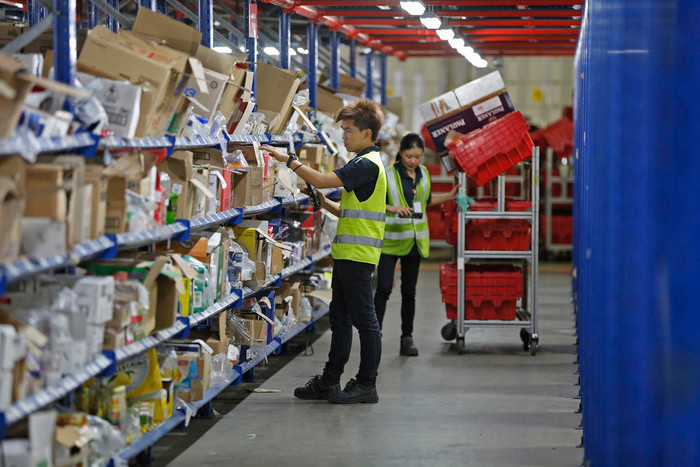 Hồi đầu năm nay, nhu cầu sử dụng RedMart bật tăng mạnh ở Singapore dưới những tác động của COVID-19. Ảnh: IndiaToday