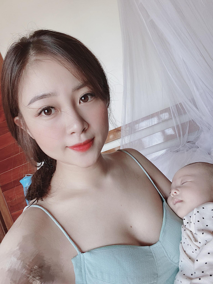 Bà xã Phan Văn Đức khoe dáng nuột nà cùng nhan sắc rạng ngời đúng 'chuẩn' mẹ một con trông mòn con mắt Ảnh 6