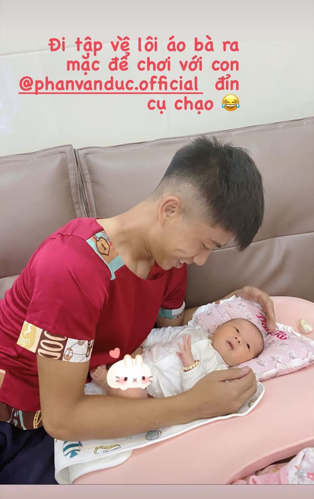 Phan Văn Đức cũng thường xuyên đăng tải hình ảnh chơi đùa cùng con gái khiến dân tình xuýt xoa mãi thôi.
