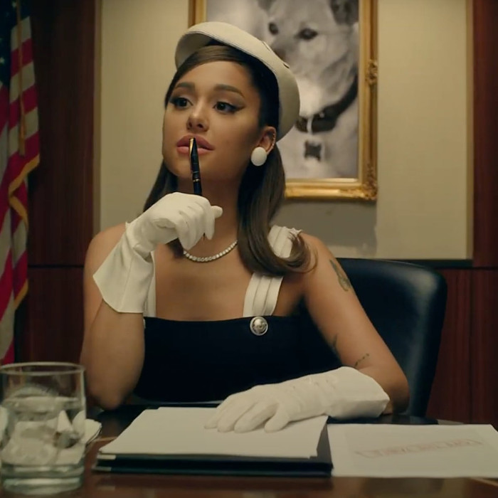 Ariana Grande đã có thêm hit #1 thứ 5 cho sự nghiệp của mình, chúc mừng cô gái!