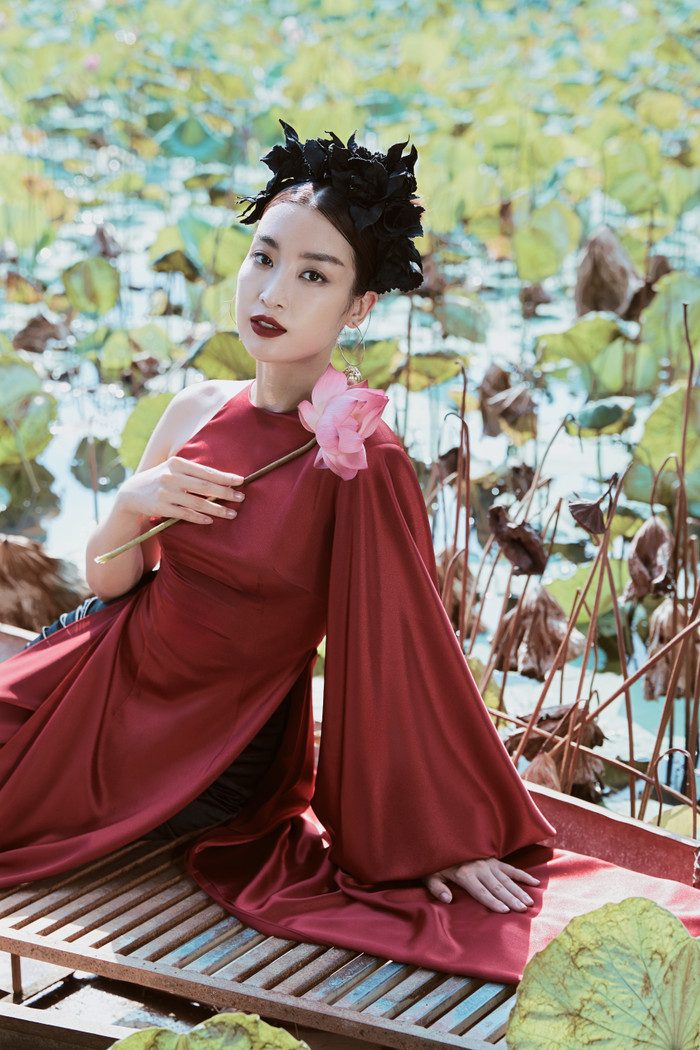 Đỗ Mỹ Linh leo núi, đi thuyền, ngâm mình trong nước lạnh làm nàng thơ tuyệt sắc giữa Ninh Bình Ảnh 9