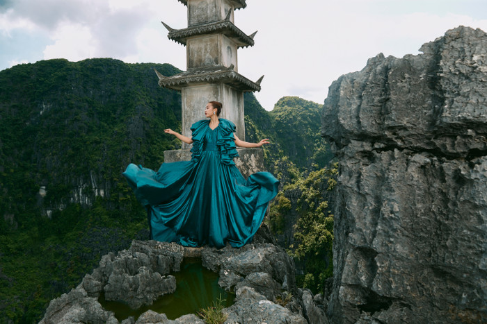 Đỗ Mỹ Linh leo núi, đi thuyền, ngâm mình trong nước lạnh làm nàng thơ tuyệt sắc giữa Ninh Bình Ảnh 10