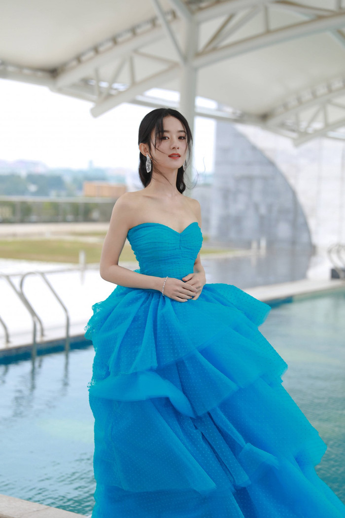 Vẻ đẹp ngọt ngào của Triệu Lệ Dĩnh hớp hồn khán giả tại lể trao giải Kim Ưng hồi tháng 10 vừa qua trong bộ váy xanh 