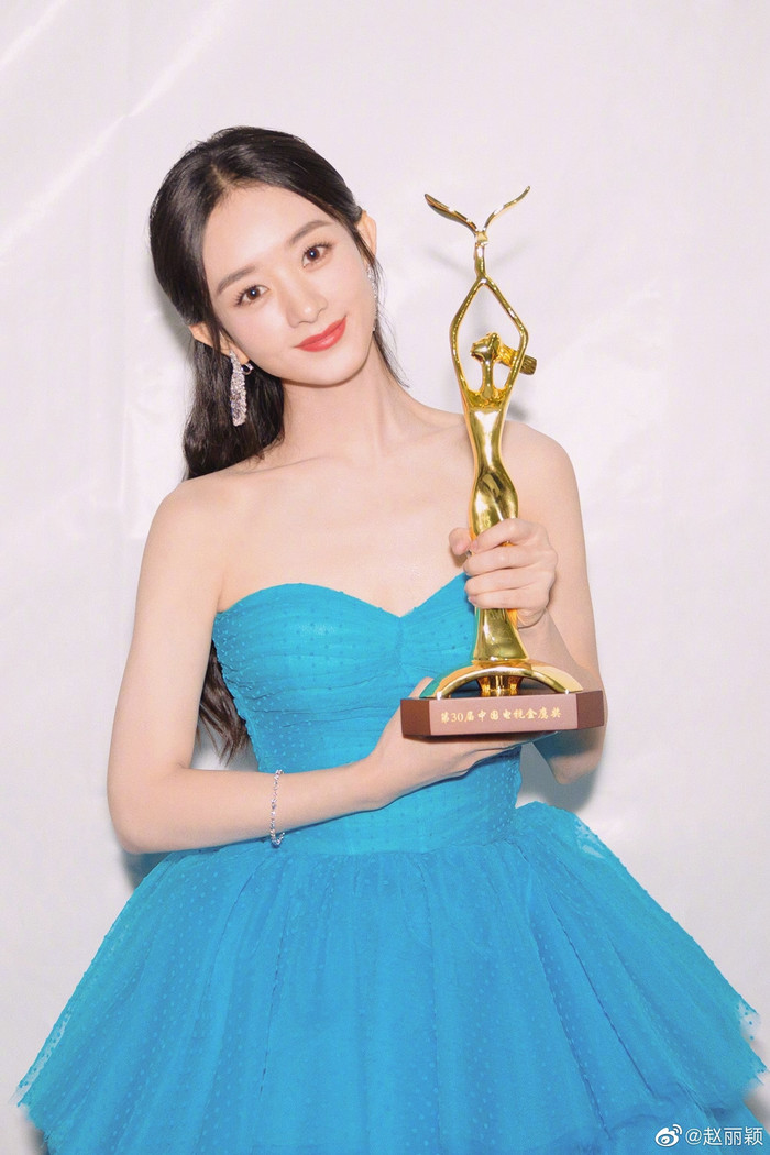 Dạo này vợ của Phùng Thiệu Phong rất 'chuộng' màu xanh trong các trang phục của mình 