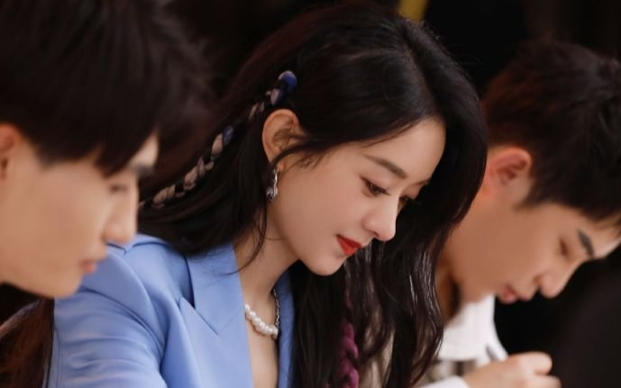 Thời trang của Triệu Lệ Dĩnh thăng hạng chóng mặt kể từ khi lên chức mẹ Ảnh 2