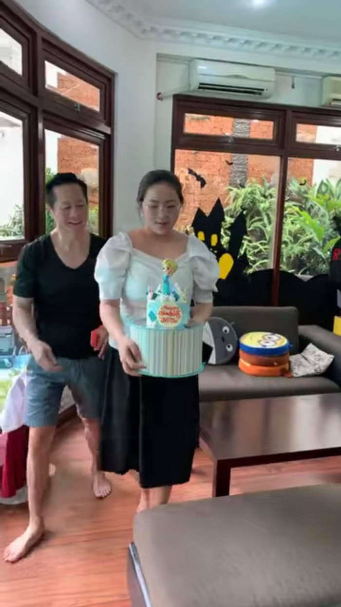 Phan Như Thảo diện chiếc áo trắng lộ vòng hai ngấn mỡ, váy đen rộng thùng thình cùng cặp kính cận. Nhiều người hâm mộ không thể nhận ra cựu người mẫu xinh đẹp ngày nào