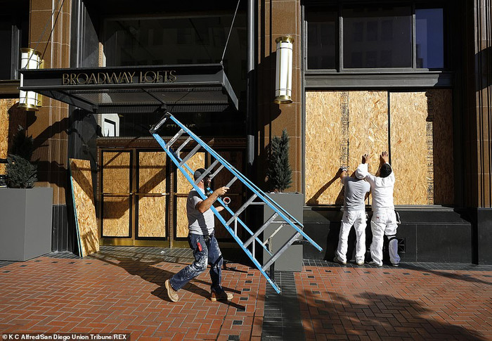 Những cảnh tương tự cũng diễn ra tại Nam California.