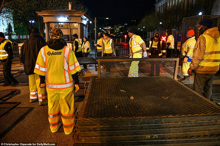 Công nhân thành phố lắp ráp hàng rào bên ngoài Nhà Trắng trong đêm 2/11.