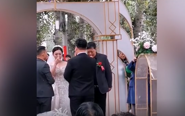 Bố vợ khóc nức nở, khom lưng cúi người trước mặt con rể, thái độ của chú rể trong đám cưới gây tranh cãi Ảnh 2