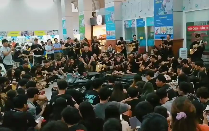 Trú mưa, hàng trăm sinh viên tập trung ở sảnh trường cùng hòa giọng với guitar, cajon nghe cực 'đã tai' Ảnh 2