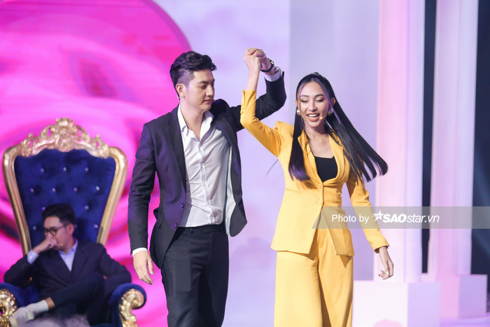 Quốc Huy được Thu Hiền mời khiêu vũ