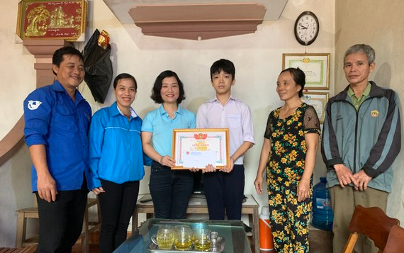 Biểu dương, trao giấy khen cho nam sinh lớp 9 cứu sống 2 bạn bị dòng nước cuốn trôi Ảnh 2