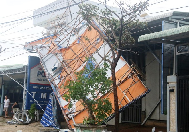 badõ số 9 gây thiệt hai nặng nề ở Quảng Nam. Ảnh: Mạnh Cường/Thanh Niên
