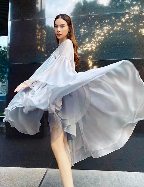 Thời điểm này, Hà Hồ ưu ái những kiểu váy suông bềnh bồng, chất liệu voan nhẹ nhàng, thoải mái. 