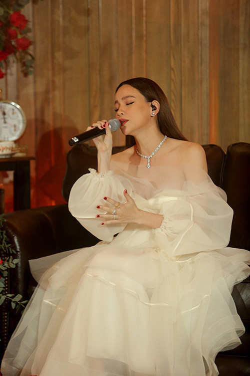 Những thiết kế không ôm sát, buông thả nhẹ nơi vòng 2, vòng 3 mang đến cho người mặc sự thoải mái nhưng vẫn rất đẹp và nữ tính. 