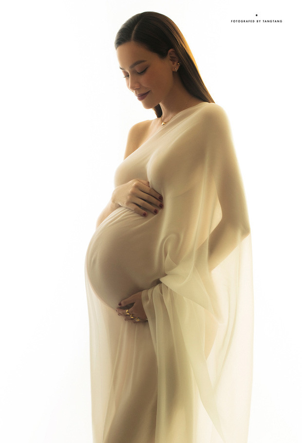 Nhưng tất cả chỉ là chuyện quá khứ, sang lần mang thai thứ 2, Hồ Ngọc Hà lại mê đắm những kiểu đồ phom suông, rộng rãi, đơn cử như trang phục mà chân dài mặc trong bộ ảnh gây sốt gần đây. 