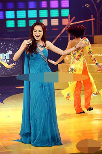 Bảo rằng, trong lúc mang thai lần đầu tiên, Hà Hồ rất thích mặc váy ôm quả chẳng sai. 