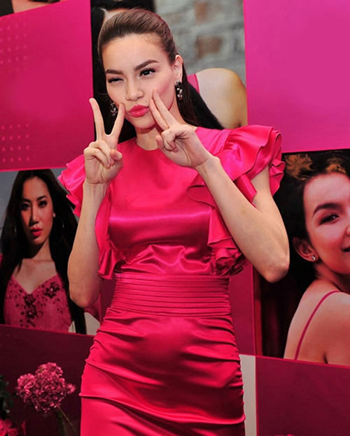 Một lần khác, Hồ Ngọc Hà lại bị chiếc đầm ôm 'phản chủ'. 