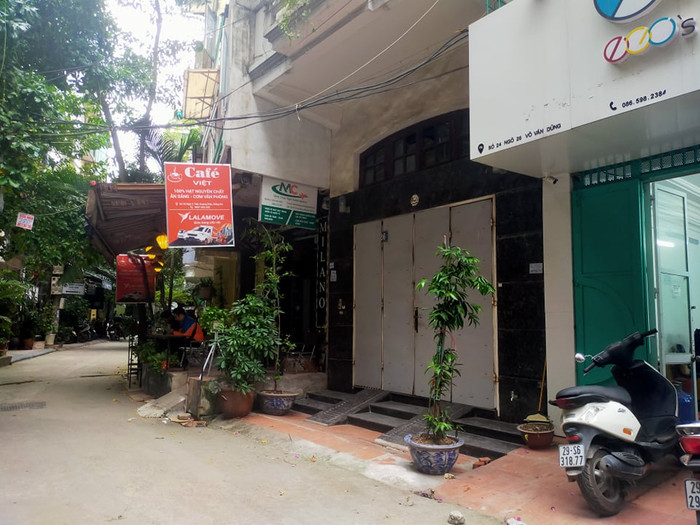 Trước cửa nhà nơi xảy ra sự việc.