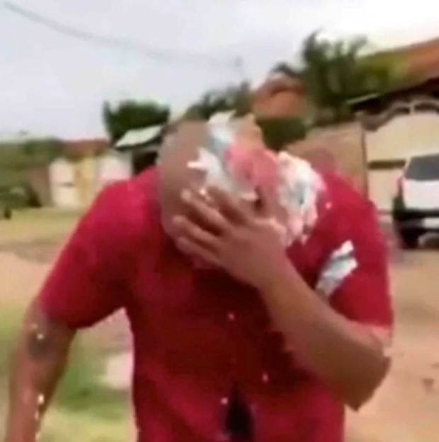 Kẻ thứ 3 bị úp cả chiếc bánh kem vào đầu.&nbsp;