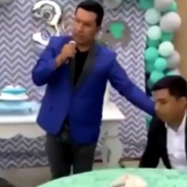 Người đàn ông giới thiệu vị luật sự của mình cho mọi người.&nbsp;