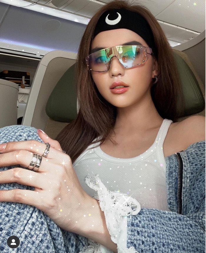 Phụ kiện băng đô hình lưỡi liềm và mắt kính trong suốt đã làm điểm nhấn của tổng thể