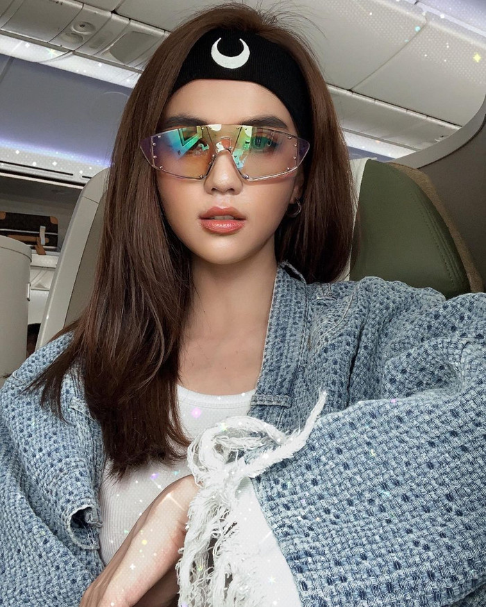 Thời trang sân bay của Ngọc Trinh với phong cách hip hop tiếp tục thu hút sự chú ý của các tín đồ
