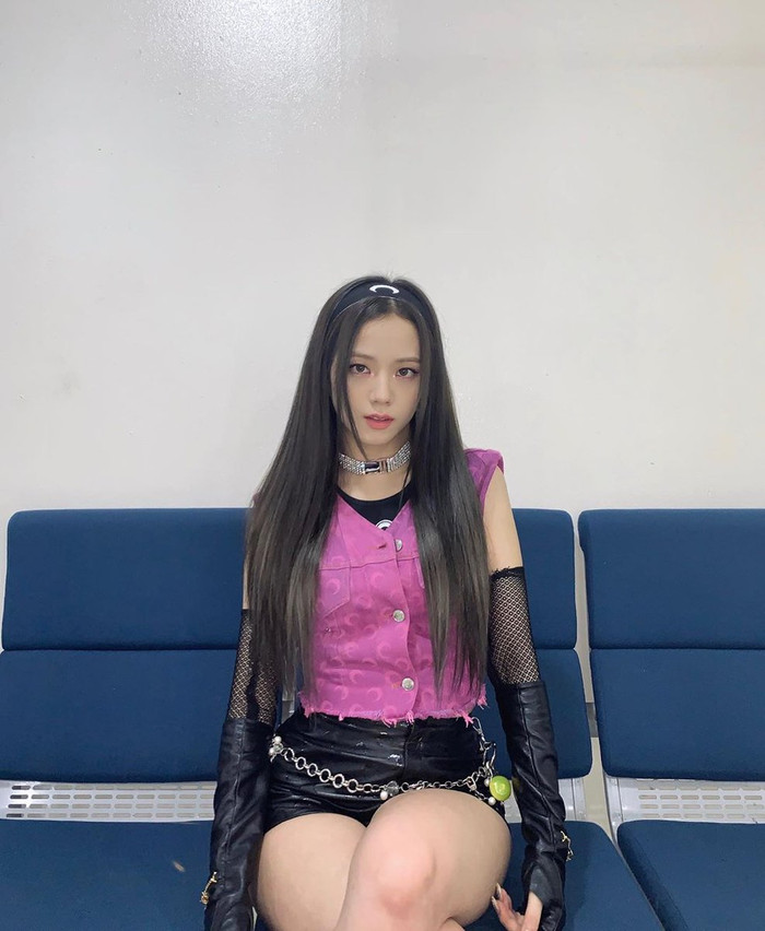 Thậm chí cô chị cả Jisoo Black Pink trong nhóm cũng từng mượn Jennie để mix cùng với trang phục sân khấu 