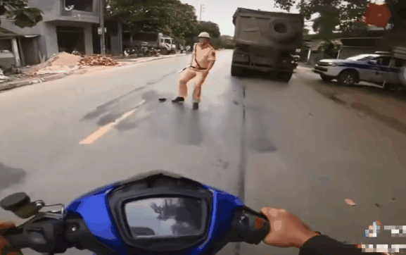 Nam phượt thủ định 'thông chốt' nhưng phản ứng của CSGT khiến anh chàng nhận về 'cái kết đắng' Ảnh 2