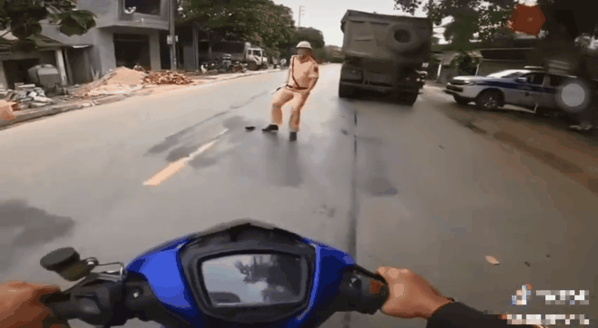 Hành động 'thông chốt' bất thành của một nam phượt thủ. Ảnh cắt từ clip