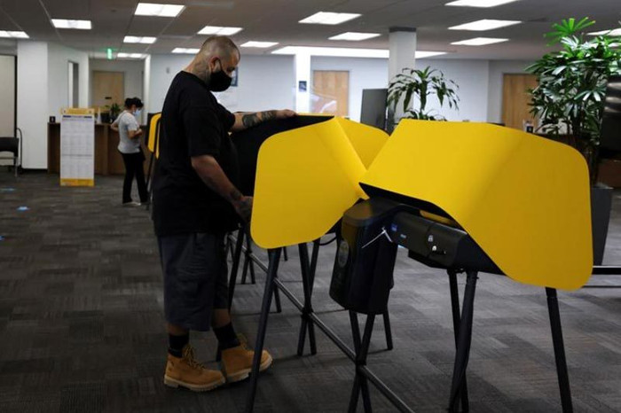 Một cử tri đang bỏ phiếu tại điểm bầu cử Uber Hub tại Los Angeles, bang California. Ảnh: Reuters