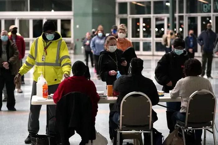 Cảnh xếp hàng trước giờ bỏ phiếu tại điểm bầu cử ở Winchester, bang Virginia. Ảnh: Twitter