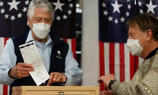 Les Otten, cử tri được chọn bỏ lá phiếu bầu đầu tiên ngay sau 0h ngày 3/11 tại thị trấn Dixville Notch thuộc bang New Hampshire. Ảnh:Guardian