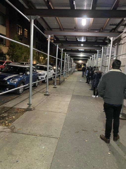  Cử tri xếp hàng đợi điểm bỏ phiếu mở cửa ở Brooklyn, bang New York. Ảnh: Twitter 