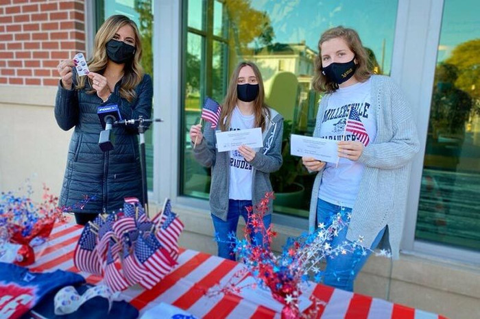 Cử tri nữ thực hiện nghĩa vụ công dân tại điểm bỏ phiếu trước Đại học Millersville, bang Pennsylvania sáng 3/11. Ảnh: Twitter