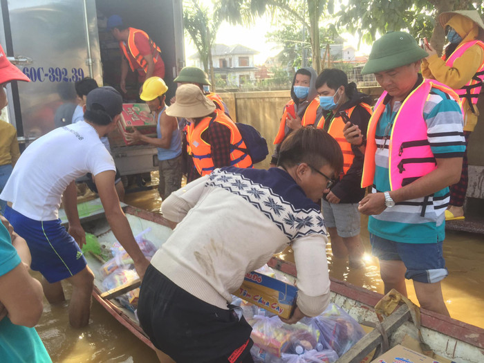 Người dân xã Hoa Thuỷ, huyện Lệ Thuỷ đến nhận lương thực