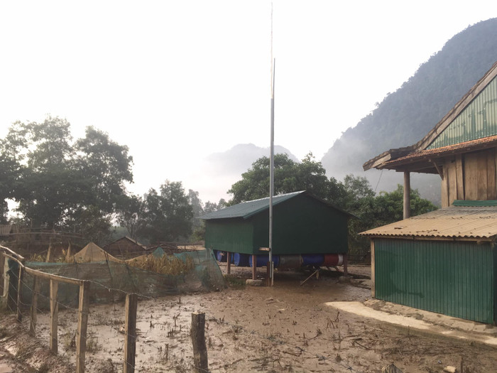Nhà phao của người dân tại rốn lũ Tân Hoá 