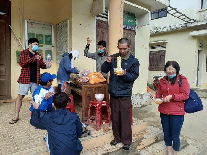 Đoàn dừng chân để ăn mì gói qua bữa