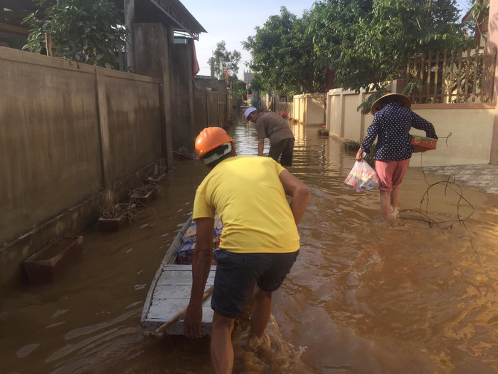 Thị trấn Kiến Giang vẫn còn ngập nước, người dân di chuyển bằng xuồng để chở lương thực