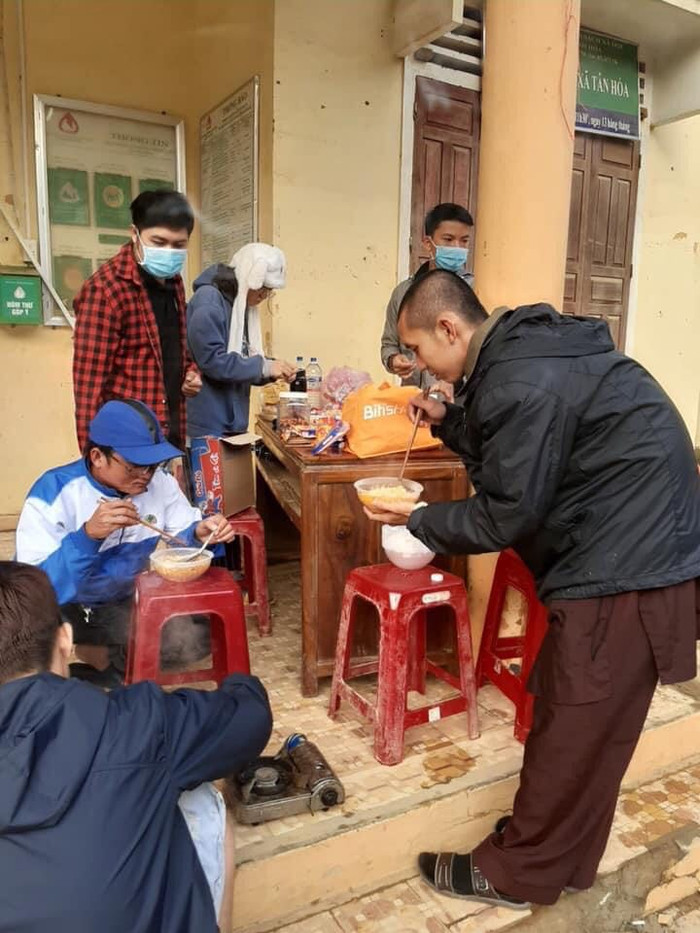 Chuyện những người đi ngược vào vùng bão lũ: Ấm áp tình nghĩa đồng bào Ảnh 6