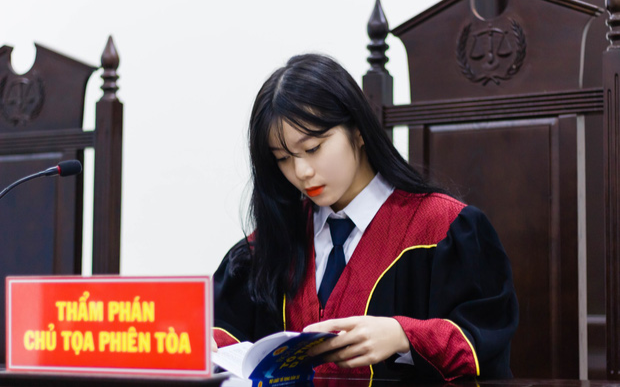 Nữ sinh khoác áo Thẩm phán khiến dân tình được phen xuýt xoa bởi nhan sắc quá xinh đẹp Ảnh 2
