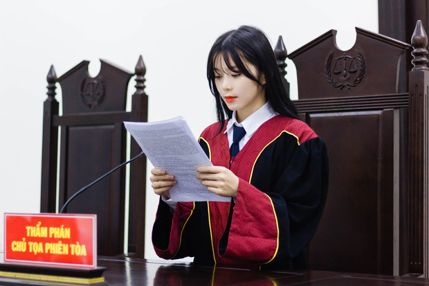 Nữ sinh trong trang phục Thẩm phán Chủ tọa phiên tòa nhanh chóng nhận được sự quan tâm của CĐM. 