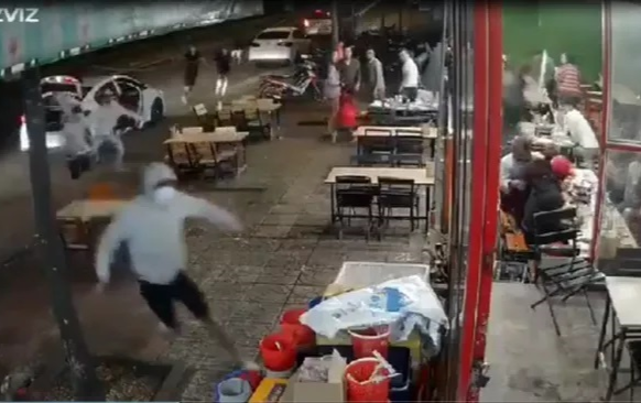 Clip: Nhóm côn đồ đi trên 3 ô tô bịt kín mặt, cầm hung khí lao vào quán nhậu hỗn chiến Ảnh 2