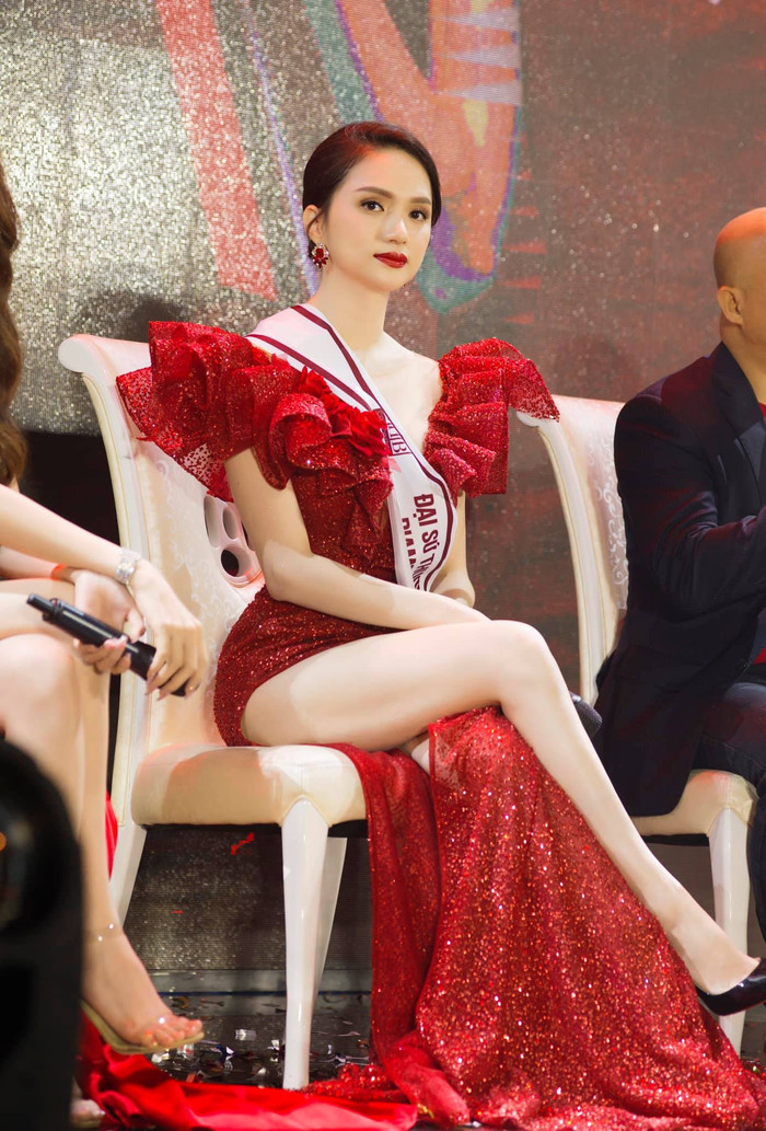 Không chỉ chất liệu nổi bật mà cả kiểu dáng, cách tạo hình trang phục thiên về ứng dụng phom khối cũng góp phần tạo nên sức hút cho cô. 